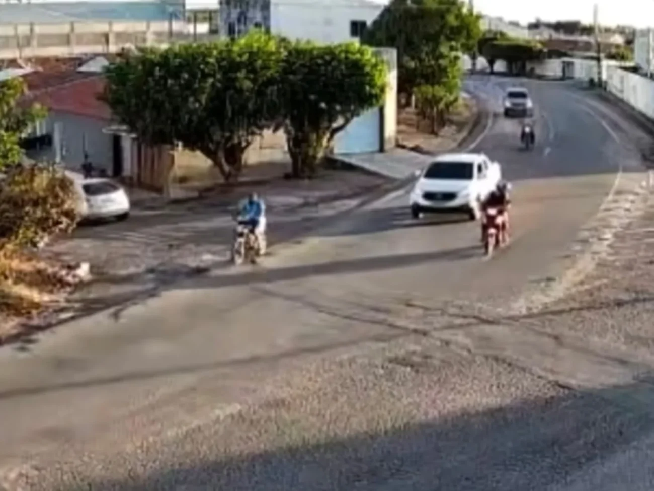 Vídeo mostra caminhão na contramão quase atropela pedestre em Iguatu no Ceará 