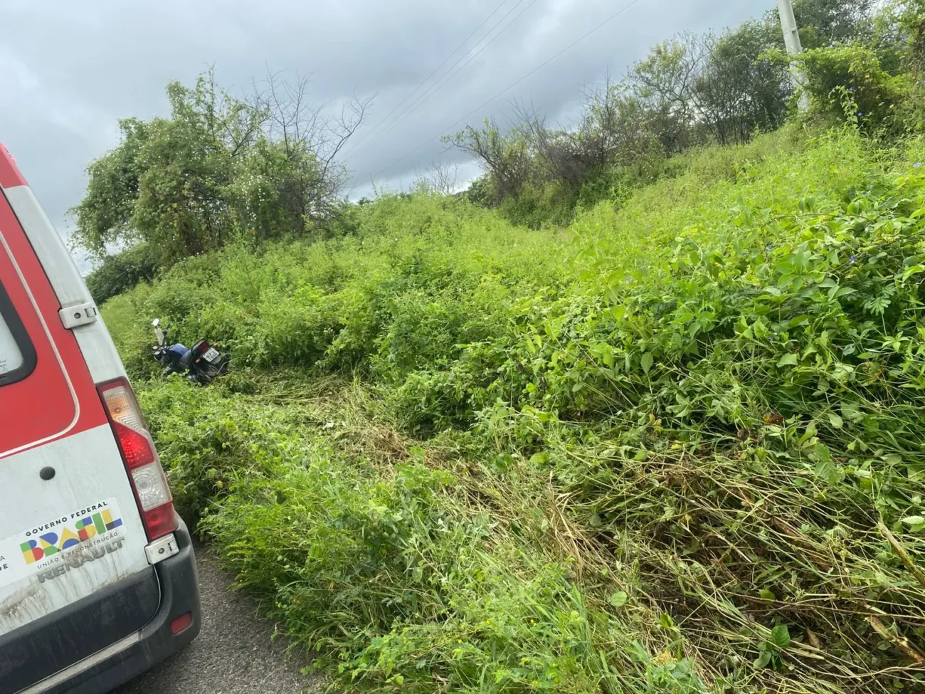 Motociclista perde controle após suposta fechada de carreta e jovem fica inconsciente na BR-020 em Tauá 