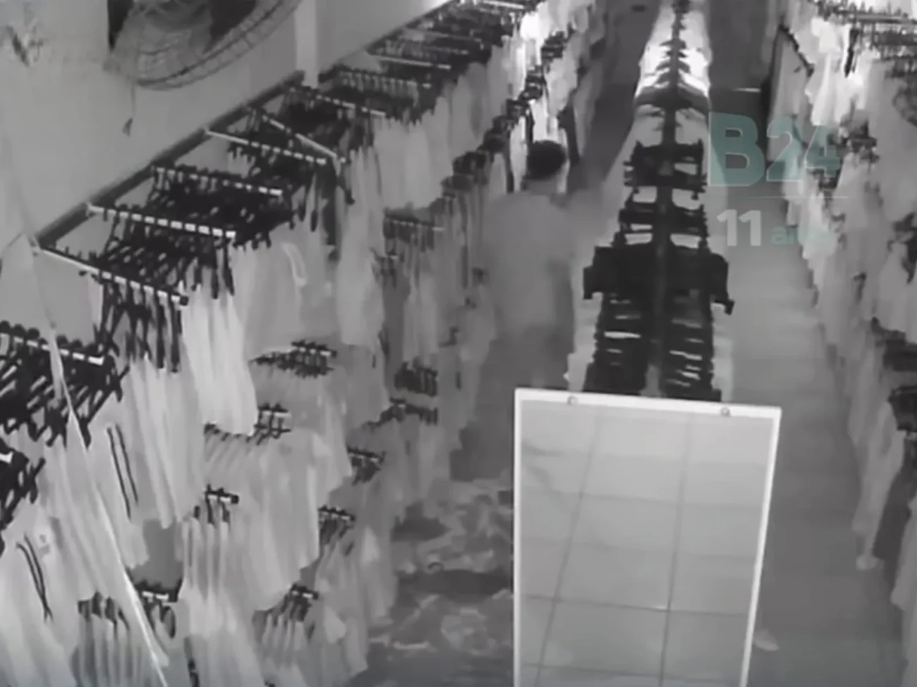 Vídeo mostra indivíduo cai ao invadir loja pelo teto durante furto em Viçosa do Ceará