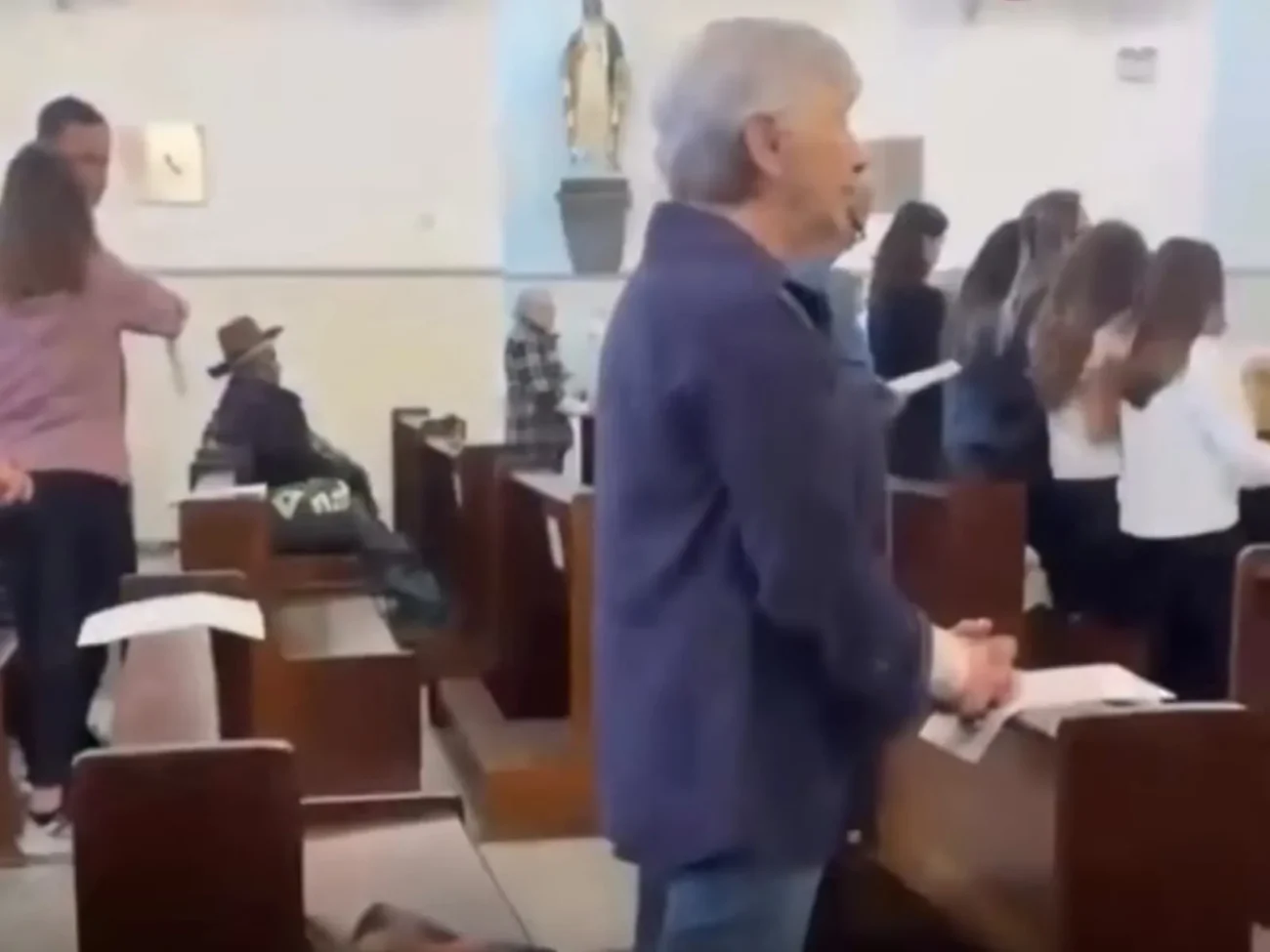 Vídeo mostra homem é filmado praticando ato obsceno dentro de igreja e caso gera revolta entre moradores