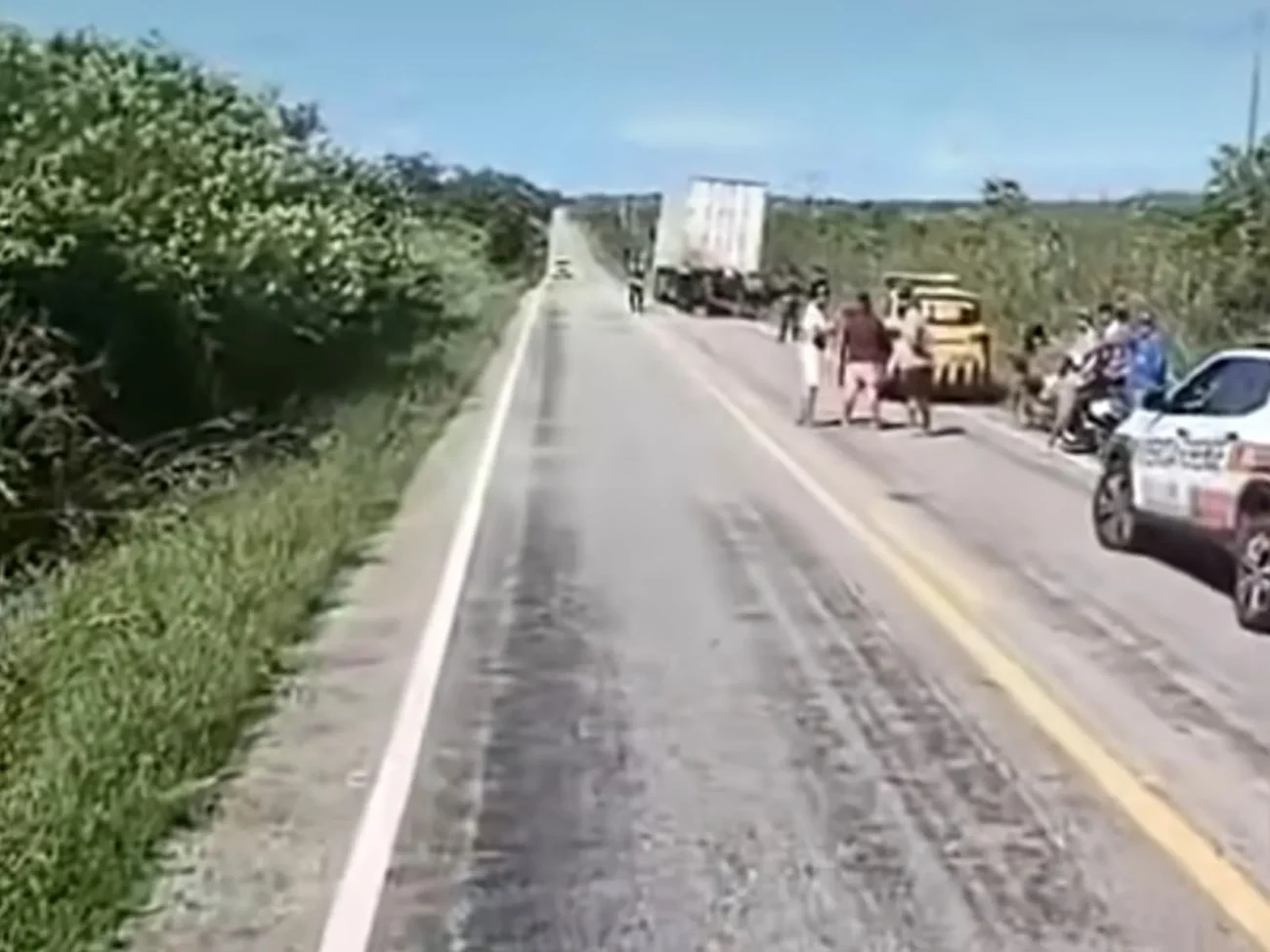 Vídeo mostra motociclista morre após bater na traseira de caminhão