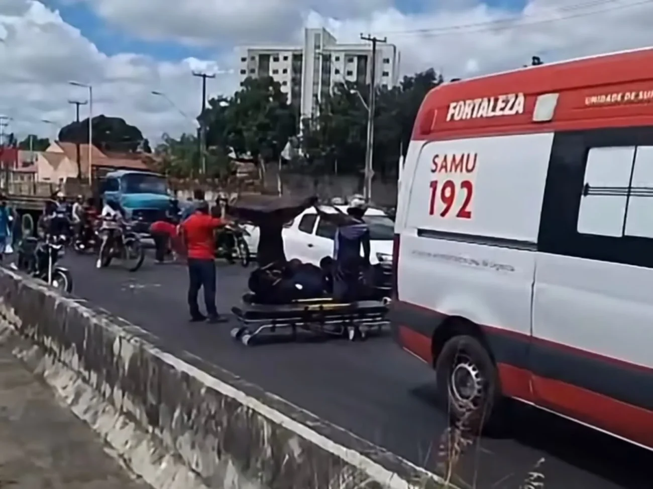 Vídeo mostra motociclista se fere em batida com carro na Perimetral, no Mondubim, região metropolitana de Fortaleza
