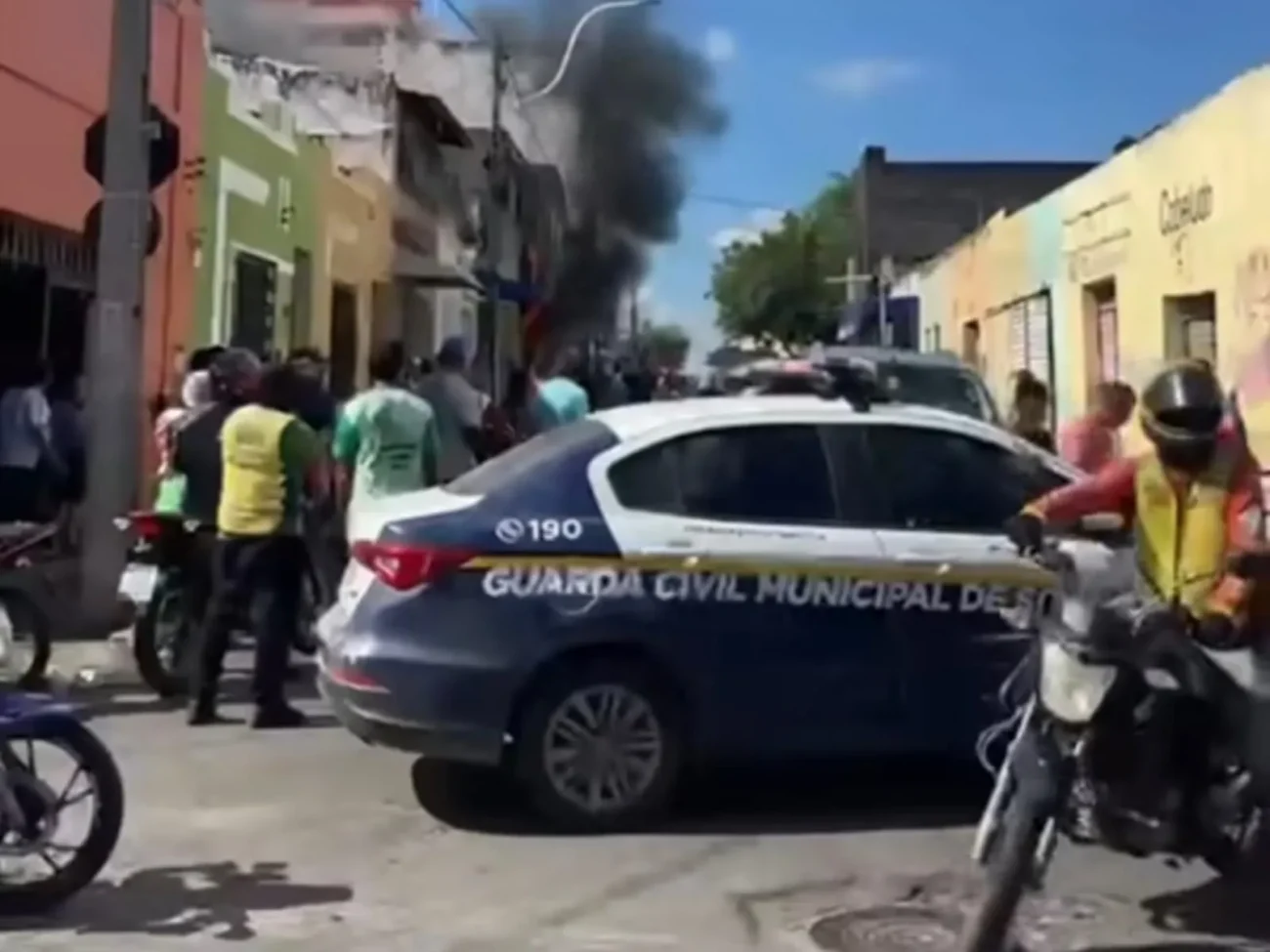 Vídeo mostra incêndio atinge prédio comercial no Centro de Sobral no Ceará e mobiliza Bombeiros