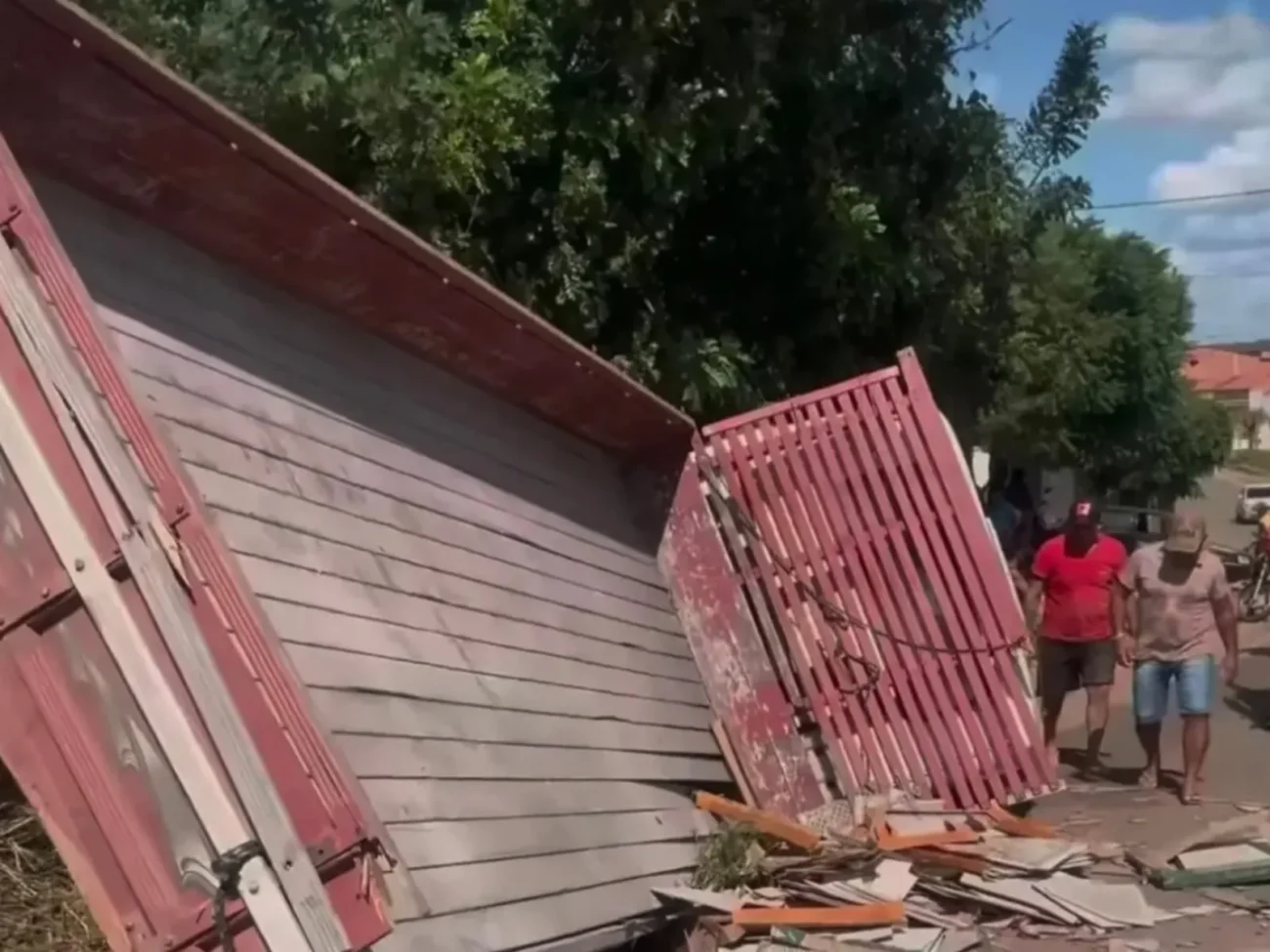 Freios falham e Caminhão carregado de cerâmica tomba em Lima Campos, no município de Icó 