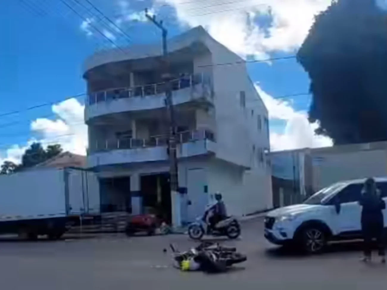 Colisão entre carro e moto é registrada em frente à Igreja Matriz de Guaraciaba do Norte