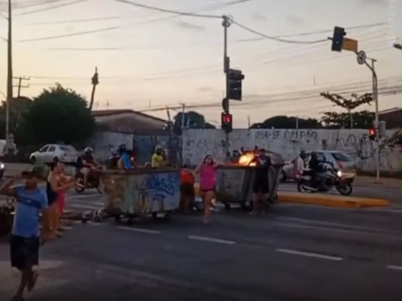 Vídeo mostra após quatro dias sem água, moradores protestaram e bloquearam avenida no José Walter