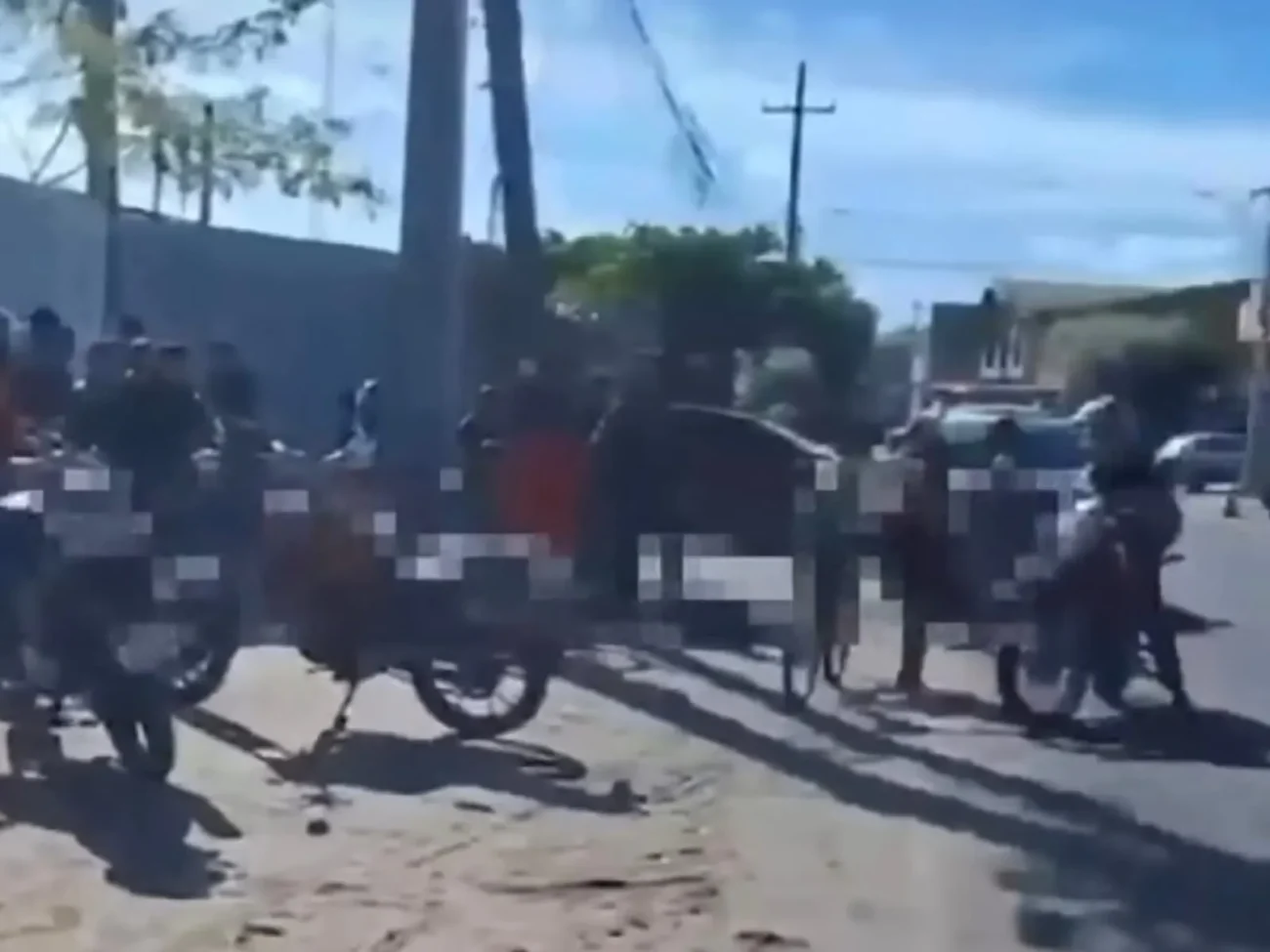 Vídeo mostra motociclista fica ferido após colisão com carro em Pacajus no Ceará e acidente mobiliza equipes de resgate