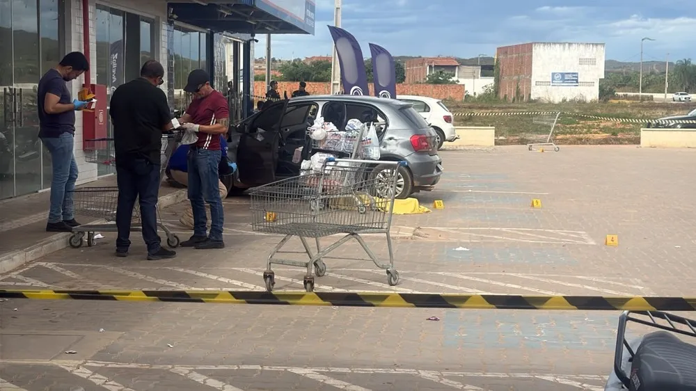 Homem é morto e companheira é baleada na saída de supermercado em Missão Velha no Ceará 