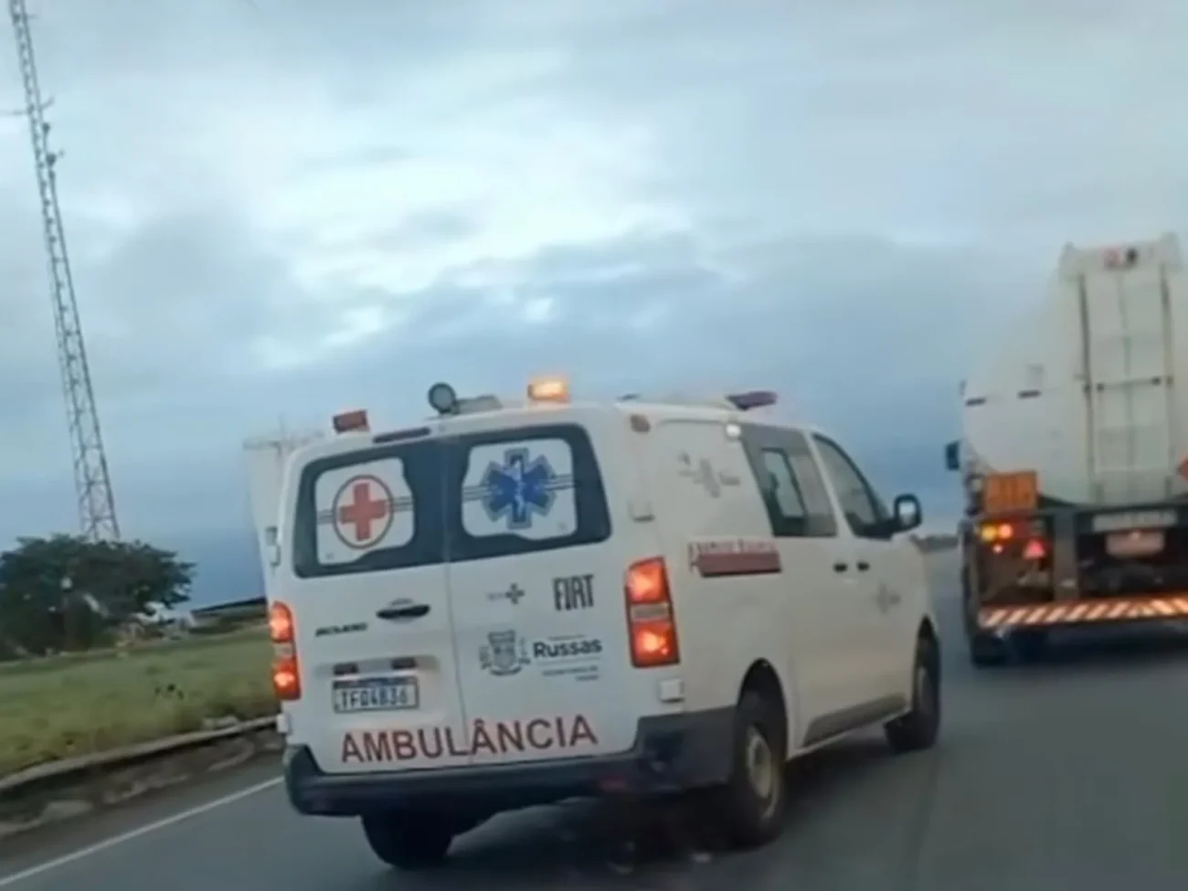 Vídeo mostra motociclista morre após perder controle da moto e ser atropelado por carreta na BR-116, em Pacajus no Ceará 