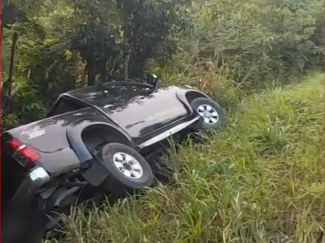 Vídeo mostra caminhonete é encontrada tombada na ladeira da macambira entre Ipu e Guaraciaba do Norte; causas do acidente ainda são desconhecidas