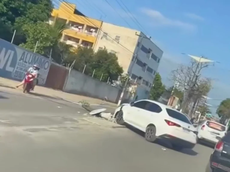 Vídeo mostra carro atinge poste e mobiliza atenção de moradores em avenida de Pacajus no Ceará 