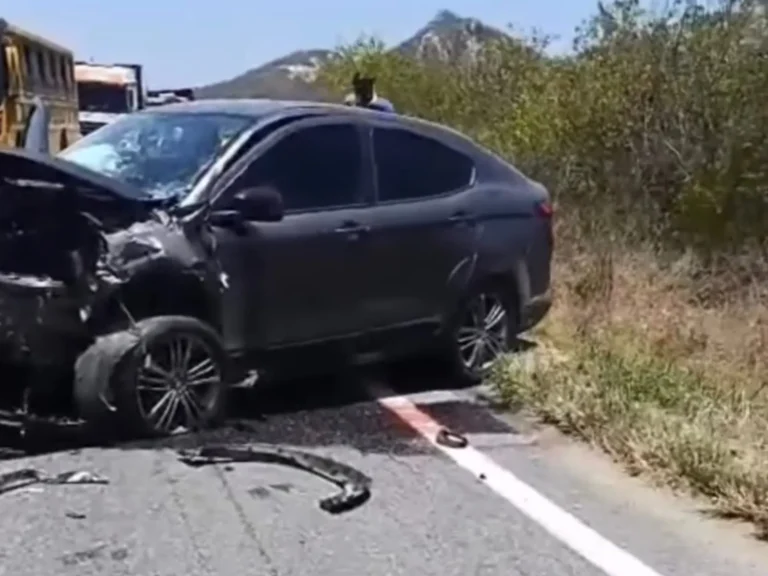Vídeo mostra forte colisão causa destruição e interdita rodovia na saída de Quixadá no Ceará 