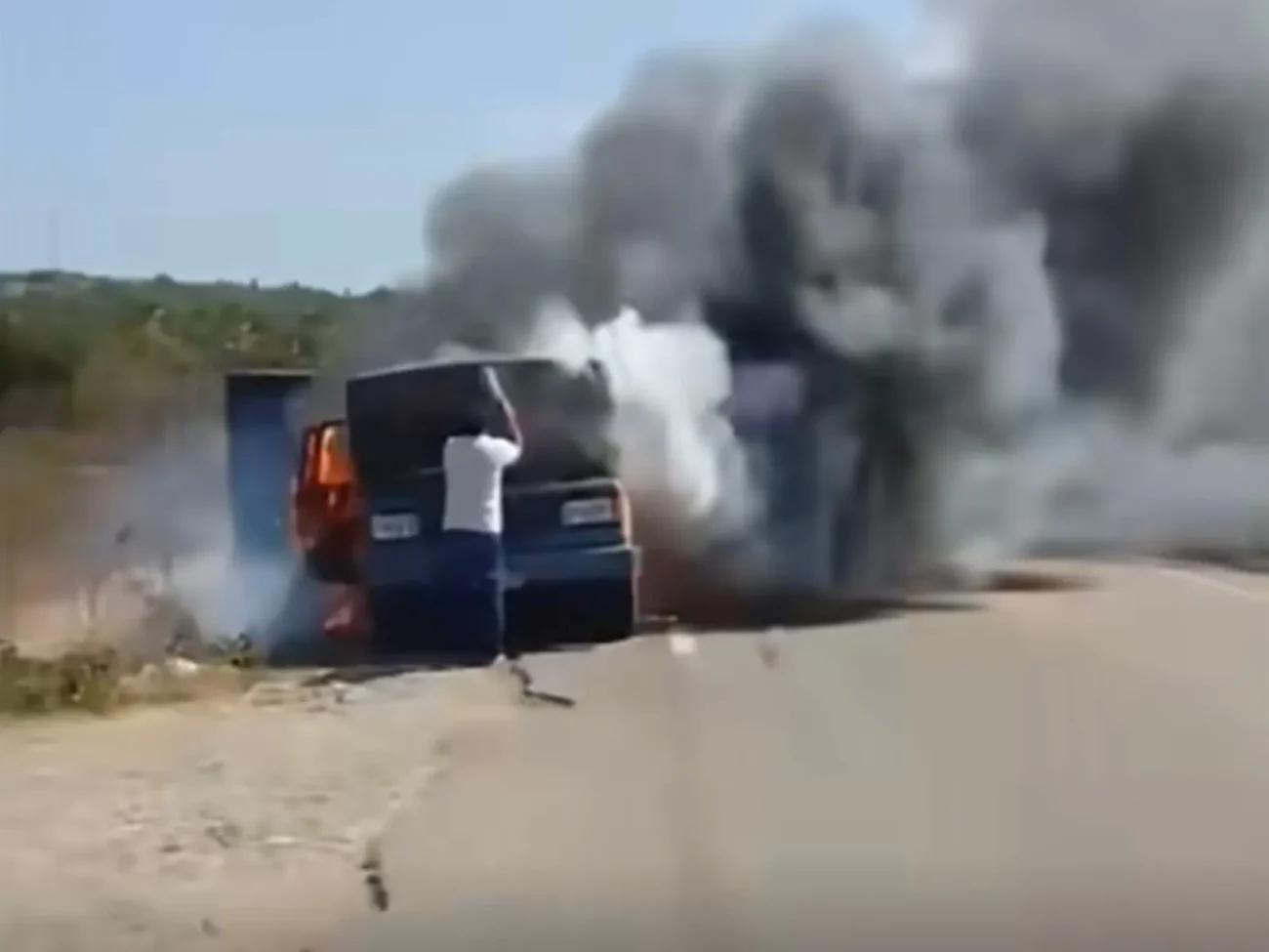Vídeo mostra carro pega fogo durante viagem com destino a Camocim no Ceará