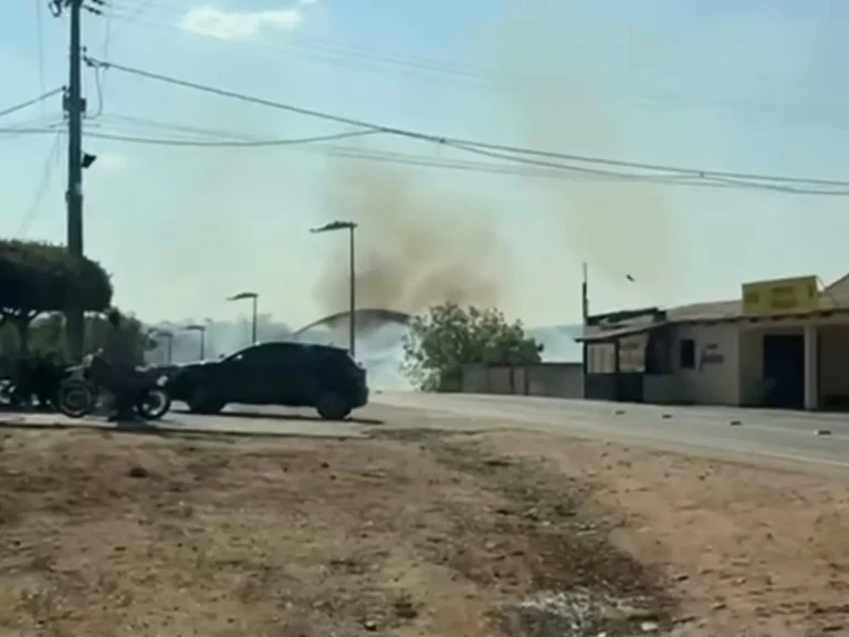 Vídeo mostra ocorrência chama atenção de moradores na vila de Santa Teresa, em Tauá no Ceará 