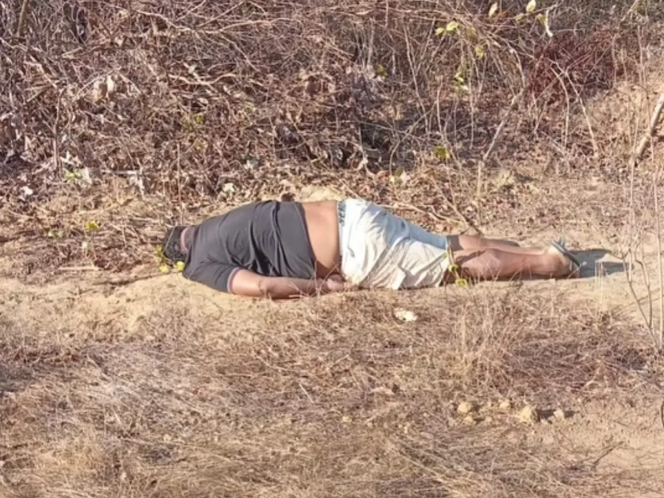 Vídeo mostra corpo de homem é encontrado próximo a carro em chamas