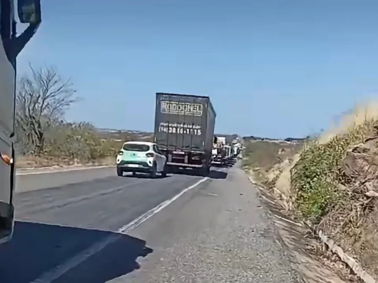 Vídeo mostra carreta tomba na BR-116, próximo ao posto da PRF, em Jaguaribe no Ceará 