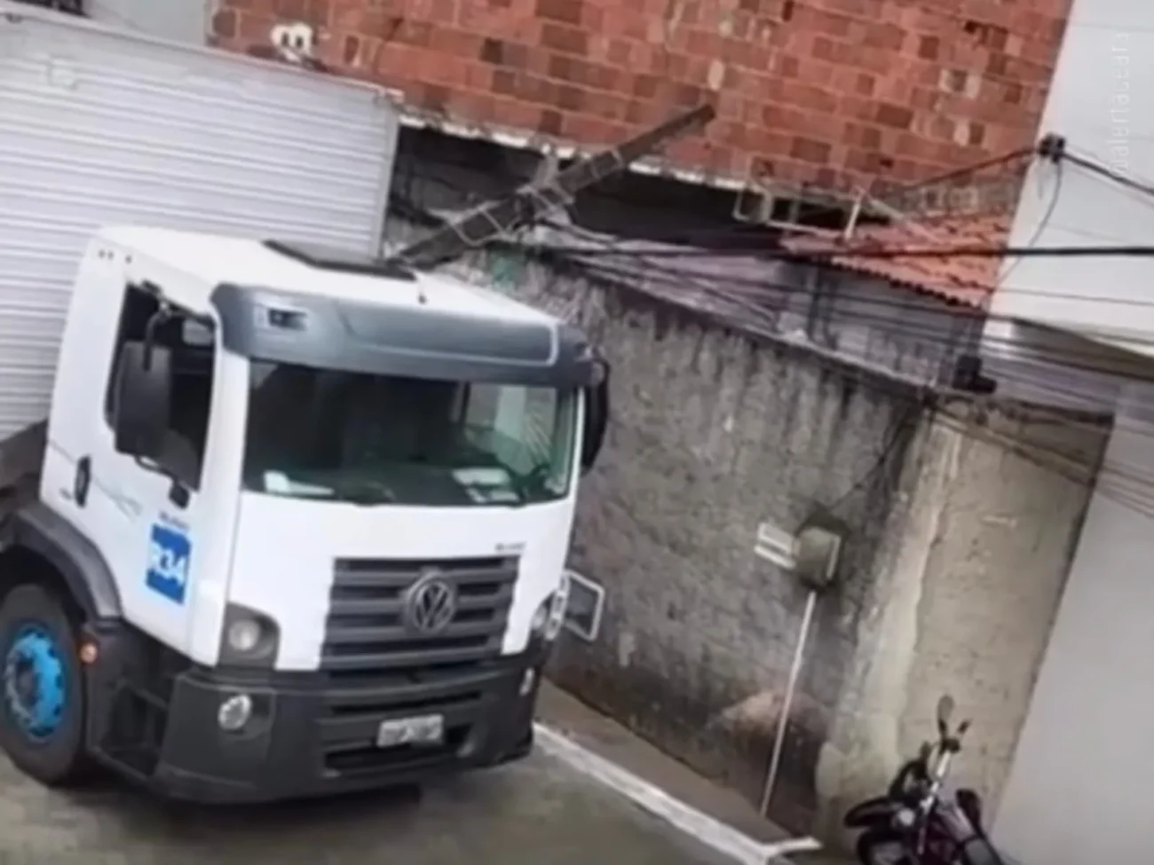 Vídeo mostra poste despenca sobre caminhão-baú e assusta moradores no bairro Montese, em Fortaleza 