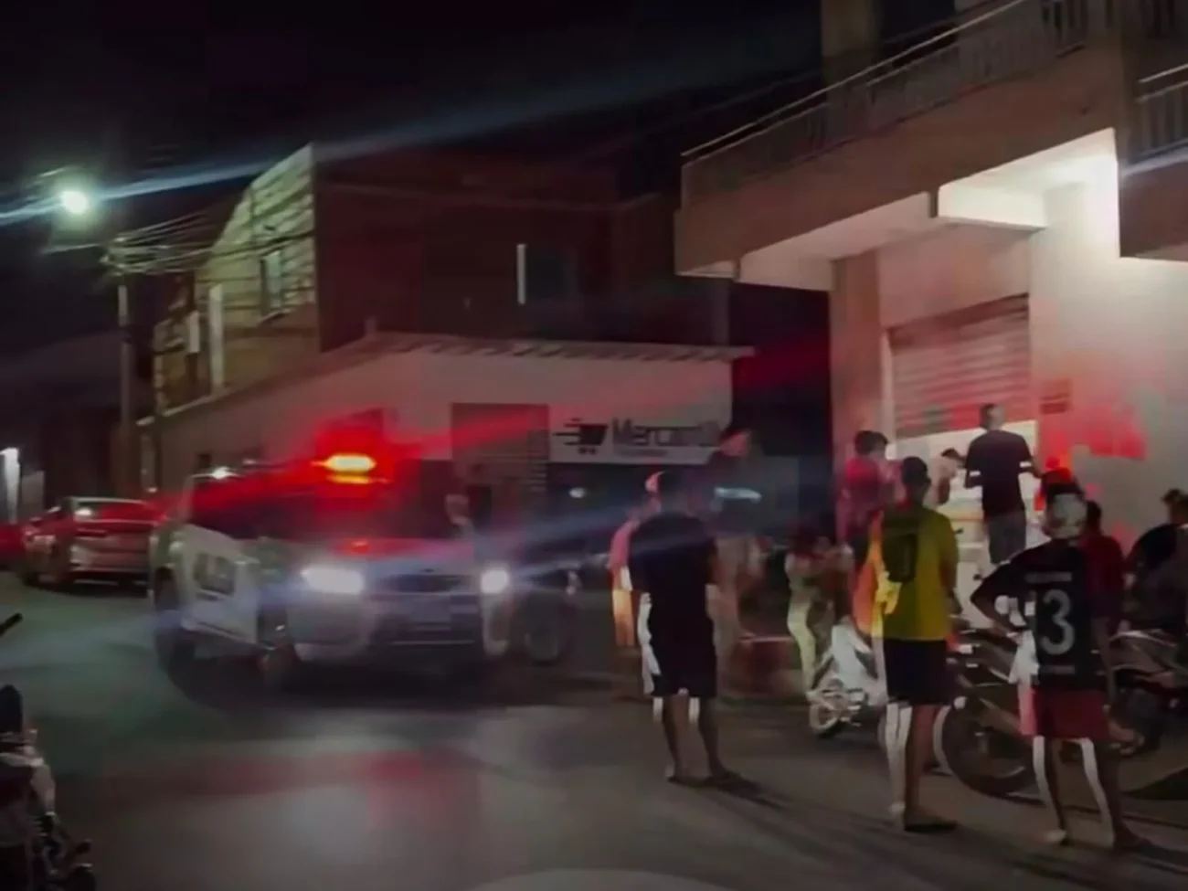 Vídeo mostra ataque dentro de bar termina com uma morte e outra pessoa ferida a tiros
