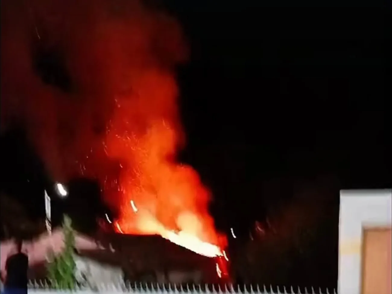Vídeo mostra incêndio assusta moradores e deixa residência parcialmente destruída em Tamboril no Ceará 