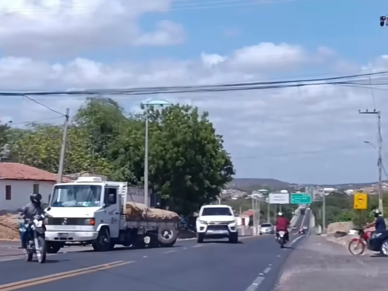 Vídeo mostra caminhão quebra eixo e bloqueia parte da pista em Tauá no Ceará 