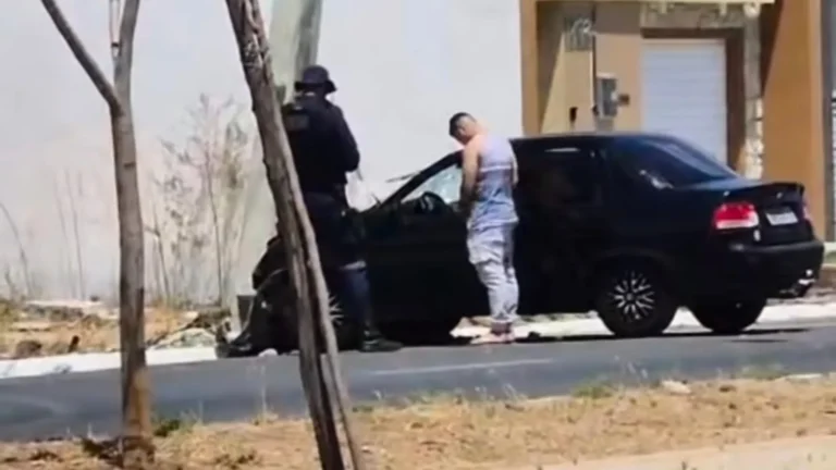 Vídeo mostra motorista perde o controle de carro, atinge poste e é levado à santa casa em Sobral 