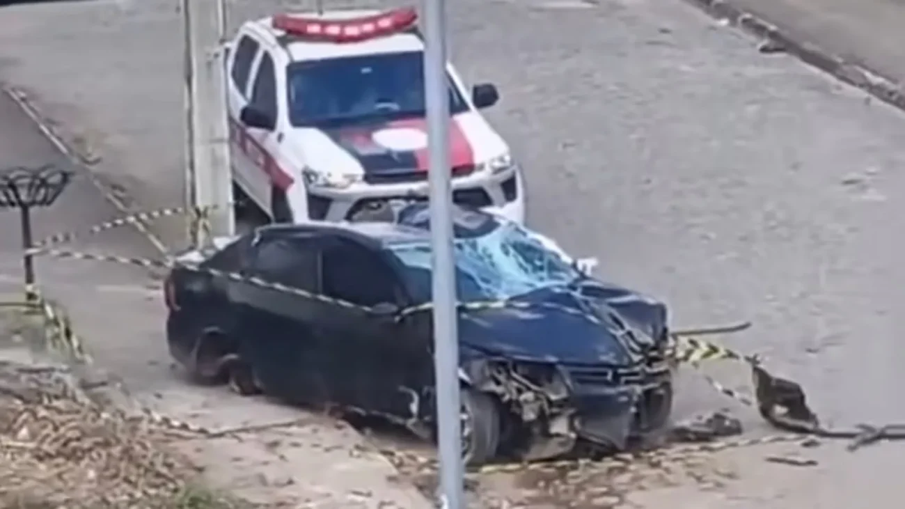 Vídeo mostra colisão entre carro e moto mobiliza o SAMU em Juazeiro do Norte 