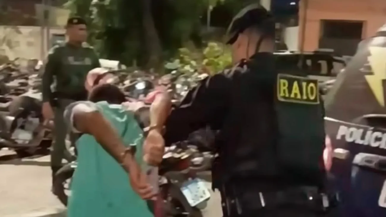 Vídeo mostra suspeito é preso após disparos de arma de fogo e polícia apreende revólver e recupera moto roubada em Sobral, no Ceará