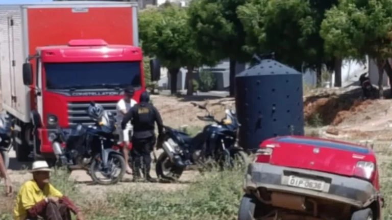 Carro cai dentro de canal durante a madrugada na cidade do Cedro no Ceará