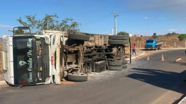 Caminhão carregado com placas de gesso tomba em rotatória de Juazeiro do Norte 