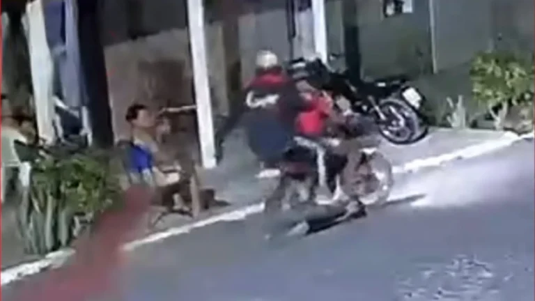 Vídeo mostra tentativa de assalto em residência no interior do Ceará; criminosos queriam levar motocicleta