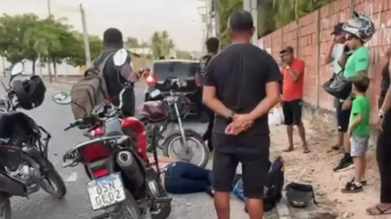 Colisão entre carro e moto de aplicativo deixa passageiro caído na rua próximo a escola