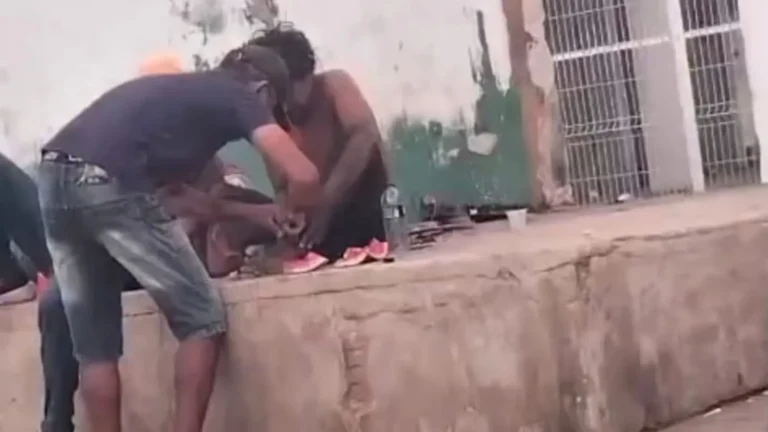 Vídeo mostra homem tentando cortar tornozeleira eletrônica com faca no Crato 