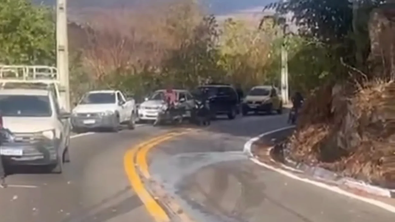 Vídeo mostra caminhão capota na serra da Meruoca, deixa feridos e óleo espalhado na pista
