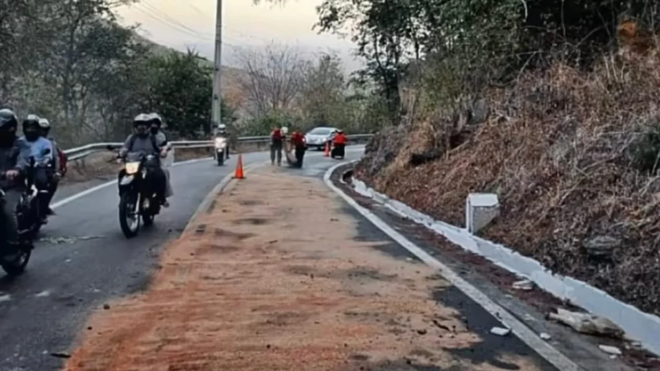Vídeo mostra caminhão volkswagen tomba entre serra e Sobral, deixa dois homens feridos e espalha óleo diesel na pista