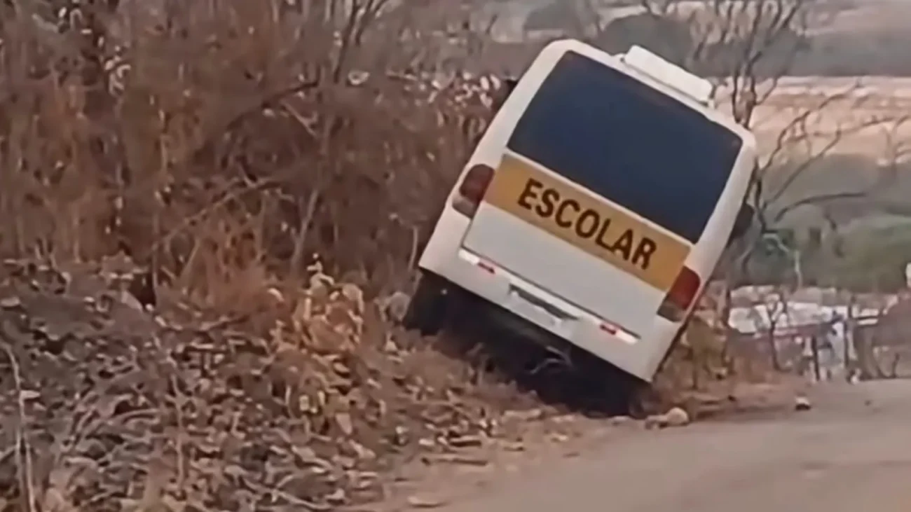 Vídeo mostra ônibus escolar perde os freios com alunos a bordo e motorista age para evitar tragédia