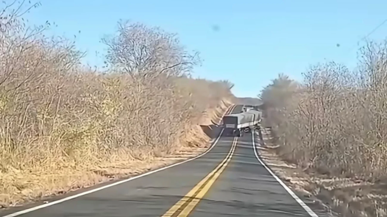 Vídeo mostra carreta bitrem não consegue subir serra do umari e bloqueia CE-363 entre Mombaça e Tauá 