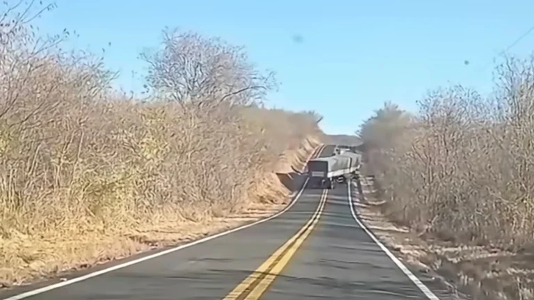 Vídeo mostra carreta bitrem não consegue subir serra do umari e bloqueia CE-363 entre Mombaça e Tauá 