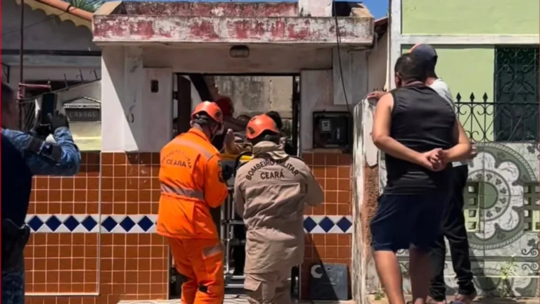 Vídeo mostra momento de tensão, estudante é atingido por desabamento de teto de garagem na cidade de Ipu 