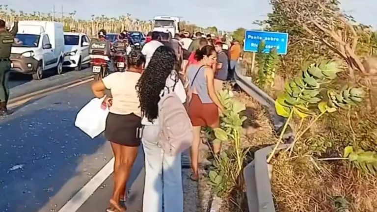 Vídeo mostra mulher morre em grave colisão entre carro e caminhão na CE-085, entre Cruz e Acaraú 