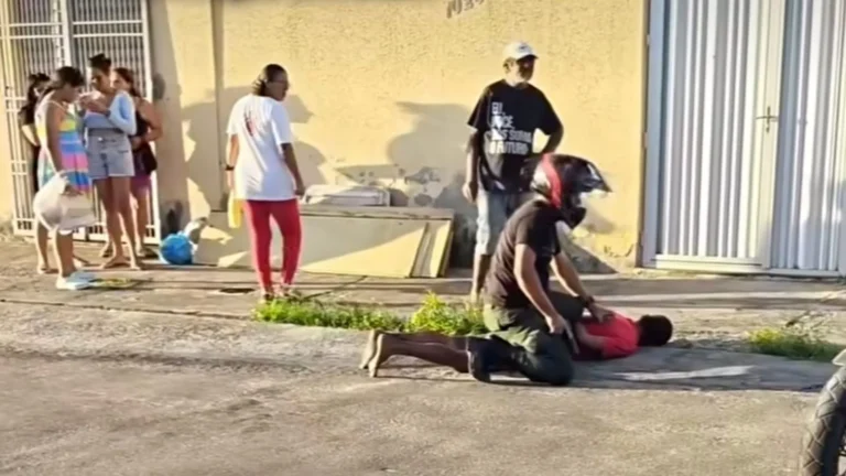 Vídeo mostra policial à paisana flagra assalto e consegue deter suspeito em Messejana, em Fortaleza