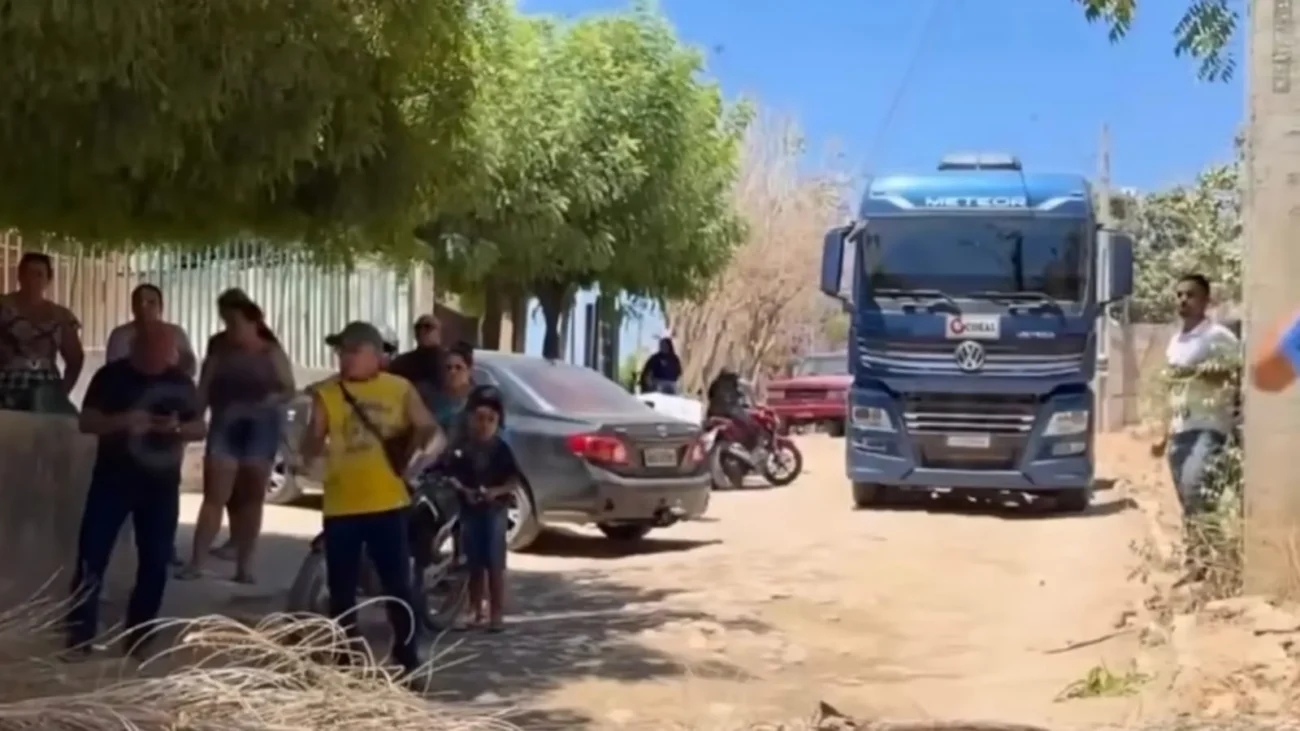 Moradores fecham estrada na zona rural de Juazeiro do Norte e cobram melhorias prometidas