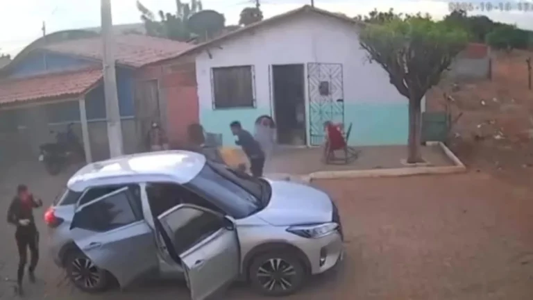 Vídeo mostra homicídio a tiros assusta moradores de independência; vítima de 48 anos é morta e suspeitos fogem