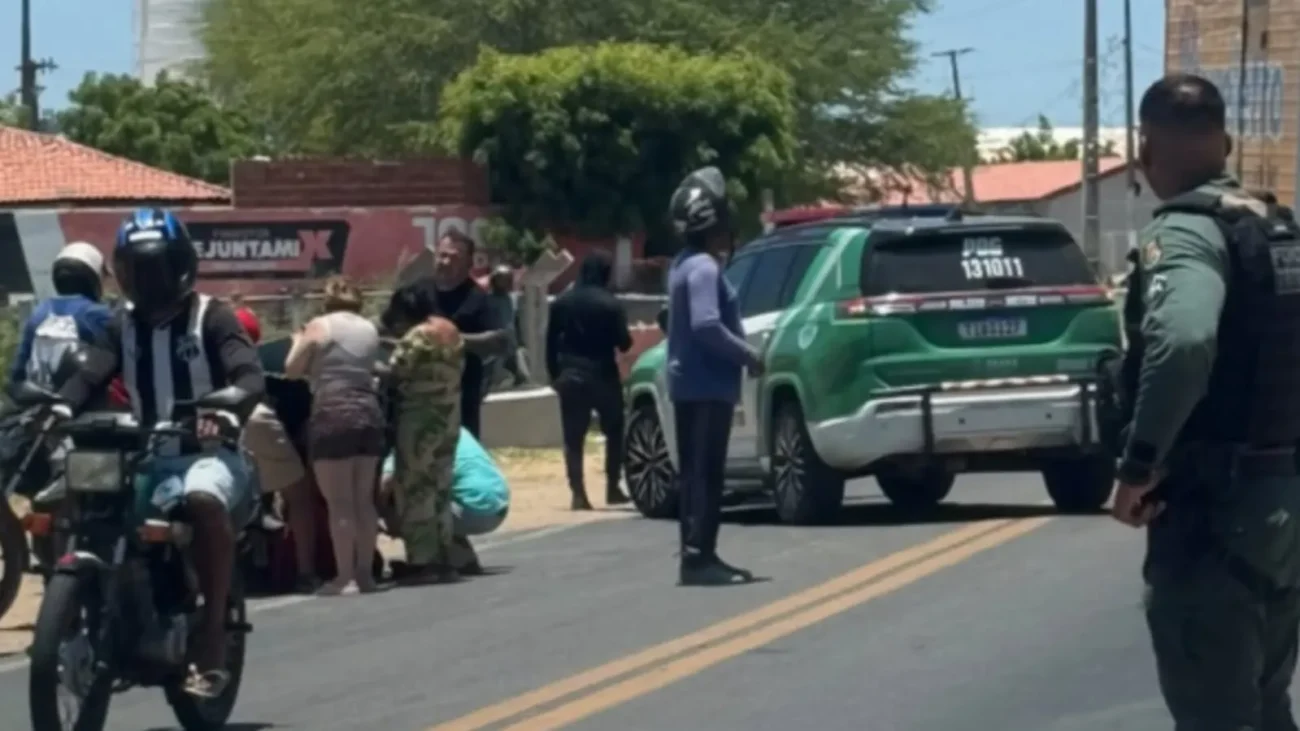 Entregador sofre fratura no braço após acidente de moto durante transporte de botijões em Tauá no Ceará 