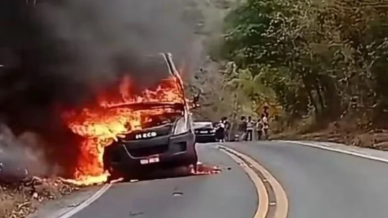 Van com passageiros pega fogo na subida da serra entre Guaraciaba do Norte e Reriutaba no Ceará 