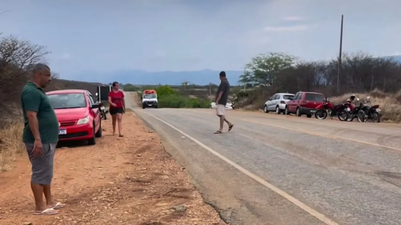Vídeo mostra motociclista morre após ser atingido em cheio por caminhonete Hillux