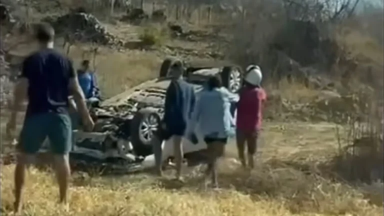 Carro capota nas proximidades de jucurutu, no Rio Grande do Norte