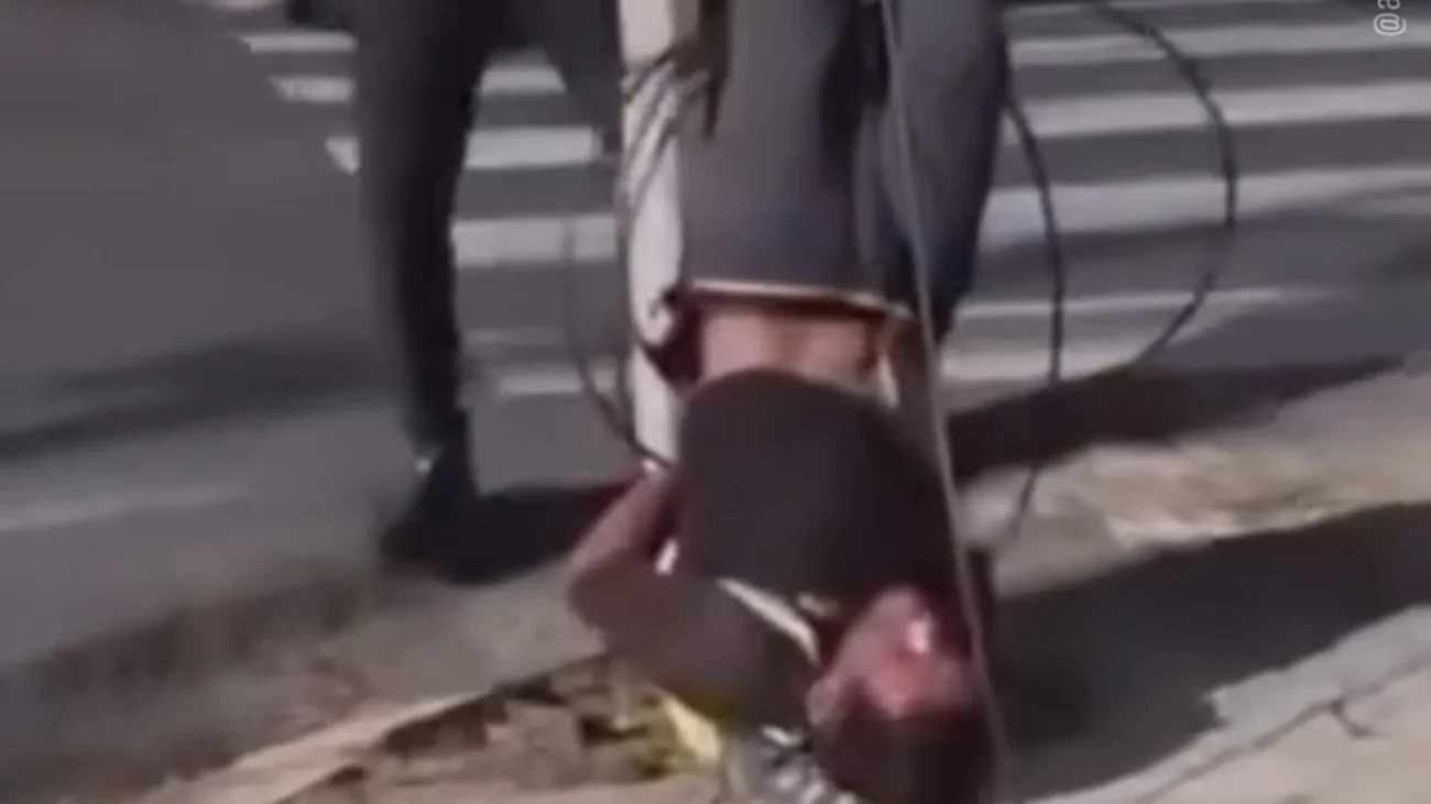 Suspeito de tentar roubar celular e esfaquear vítima é agredido e amarrado de cabeça para baixo em poste em Fortaleza 