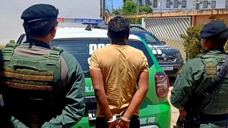 Homem é levado à delegacia suspeito de incendiar objetos e danificar banco em praça de Quixeramobim no Ceará 