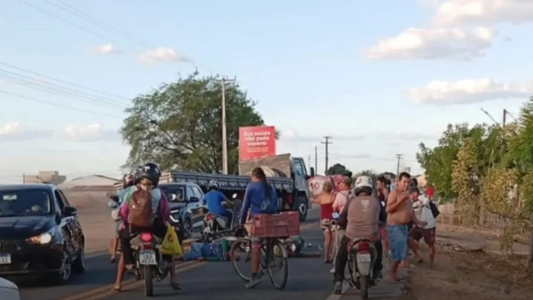 Colisão entre moto e bicicleta deixa duas pessoas feridas no bairro campo velho, em Crateús no Ceará 