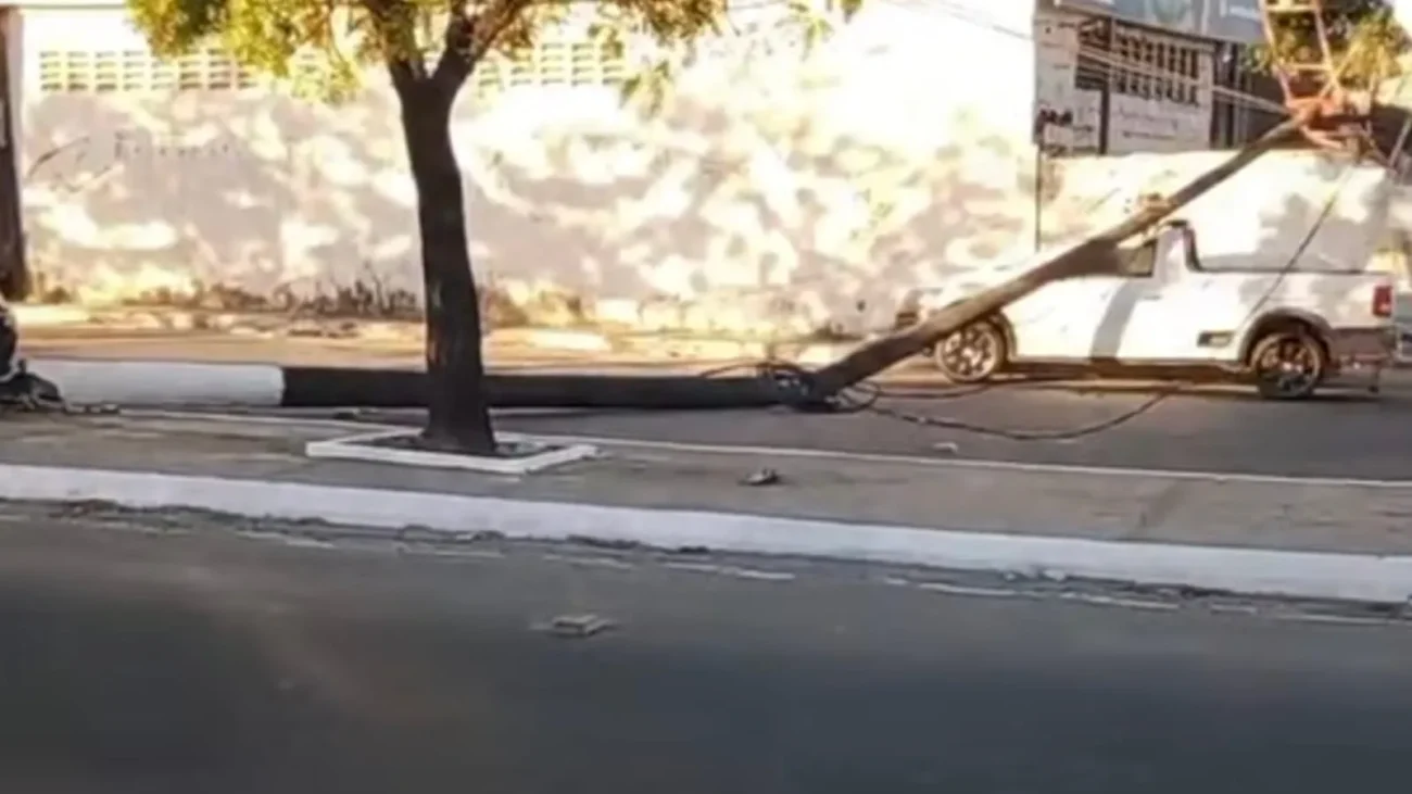 Carro derruba poste em avenida de Caucaia e provoca interdição parcial e lentidão no trânsito